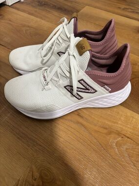 New Balance Women’s Fresh Foams. White and Mauve Lace-Up Sneakers